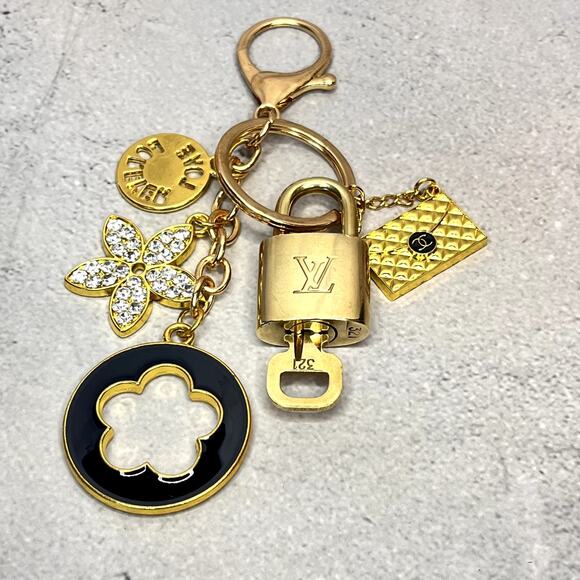 Louis Vuitton Lock & Key #321 with a Clover Charm Keychain & Gold Purse Charm - Picture 1 of 5